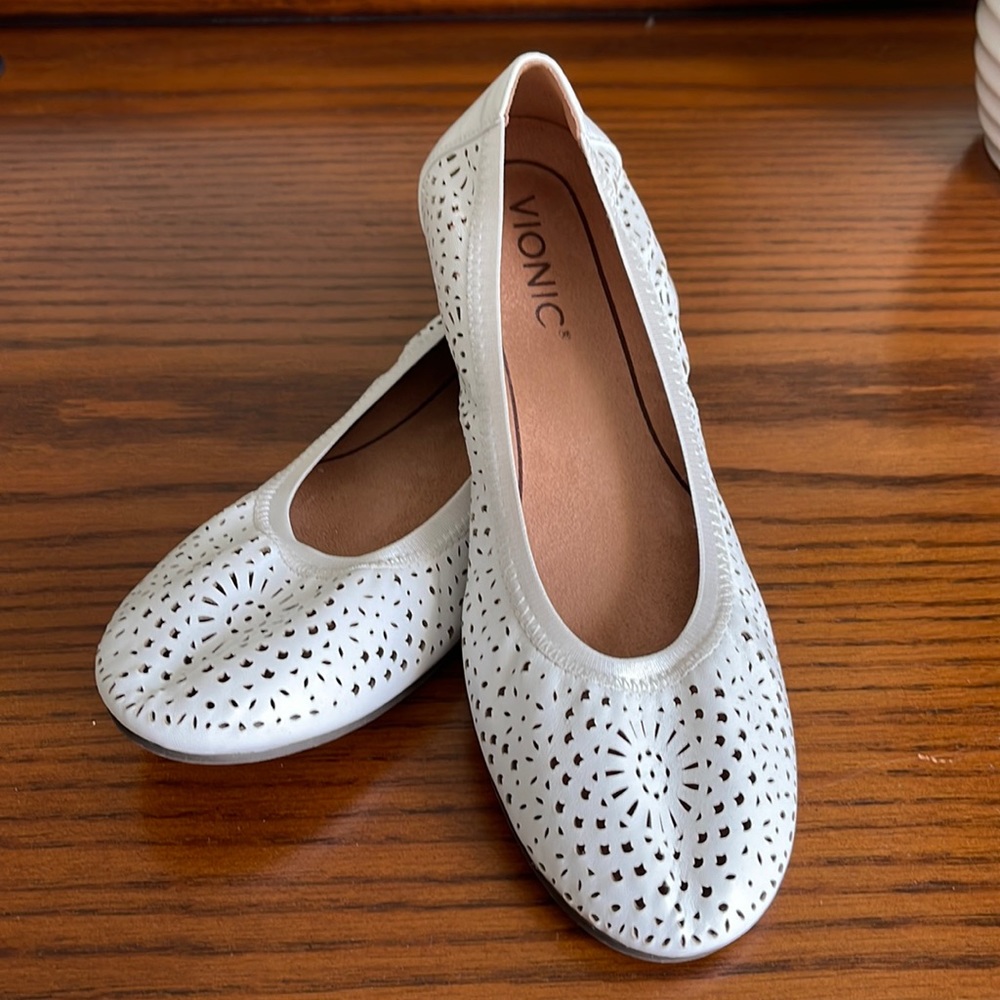 Vionic Robyn Perf White Flats. Never Worn!